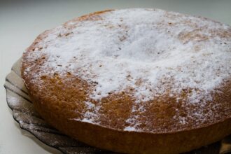 Torta al tè: un dolce da credenza soffice, umido e leggero