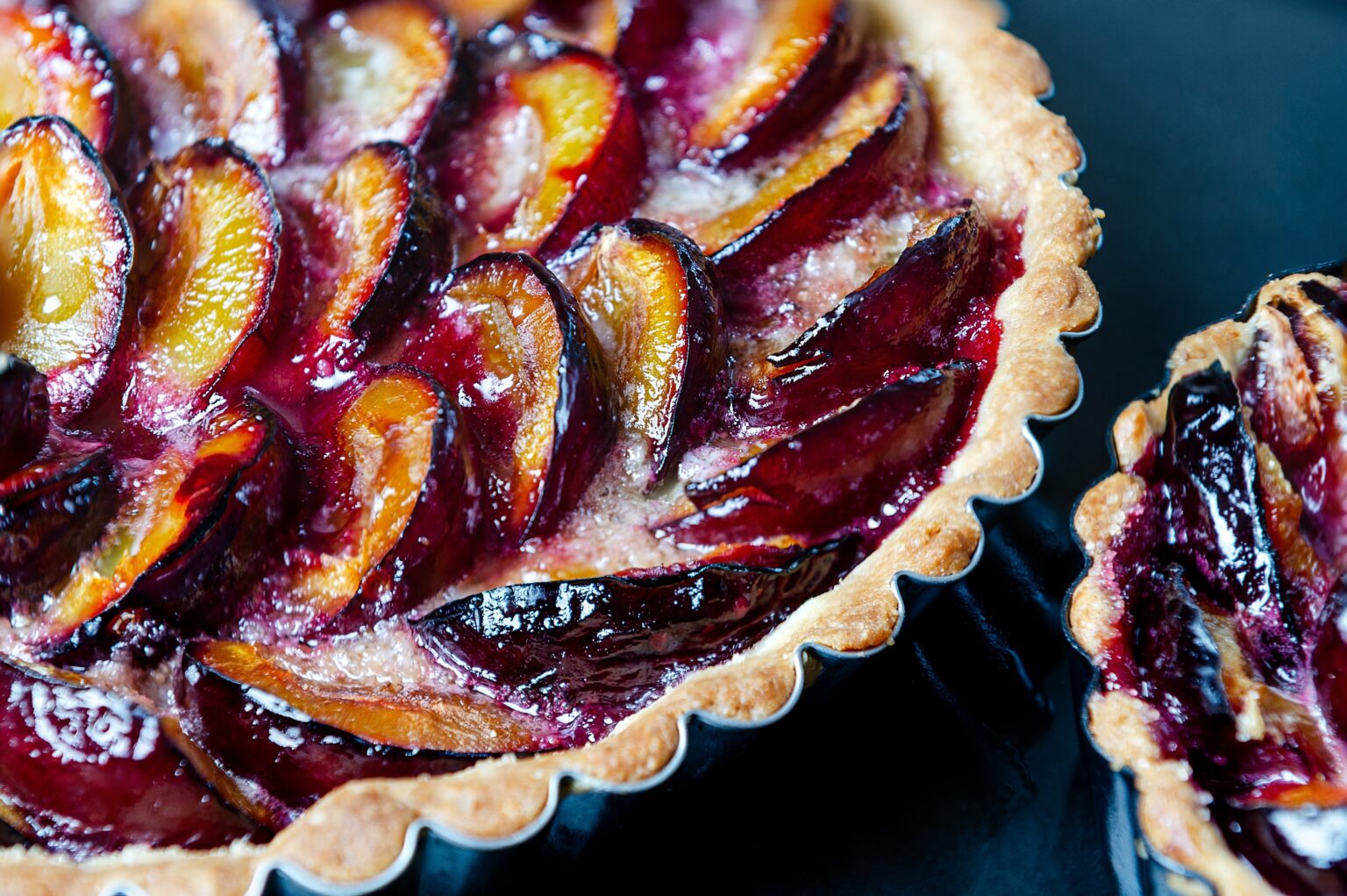 Crostata di prugne: la ricetta del dessert senza burro fragrante e delizioso