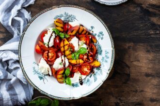 Insalata burrata e pesche grigliate: un piatto fresco e inusuale