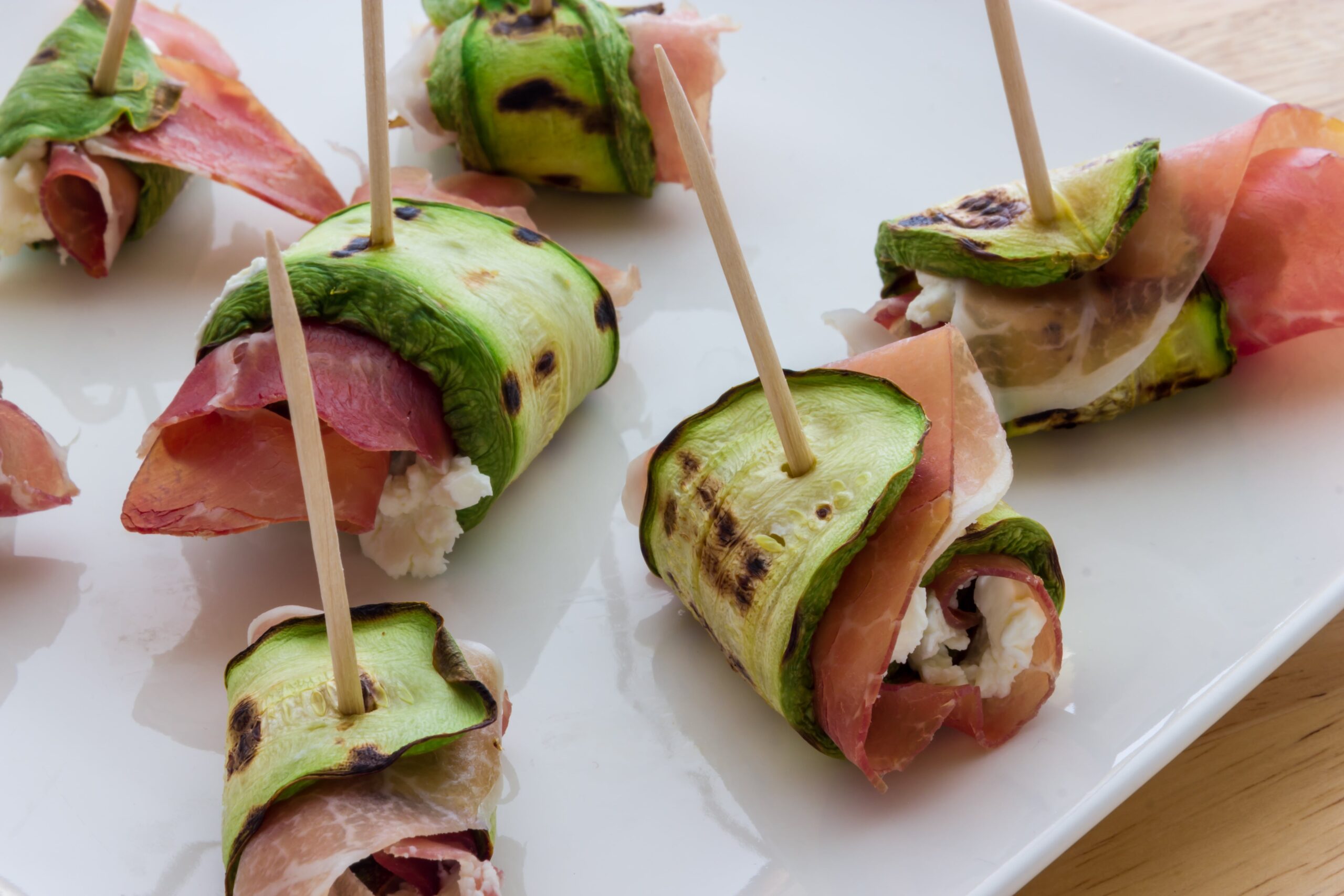 Involtini zucchine crudo e robiola: un antipasto freschissimo!