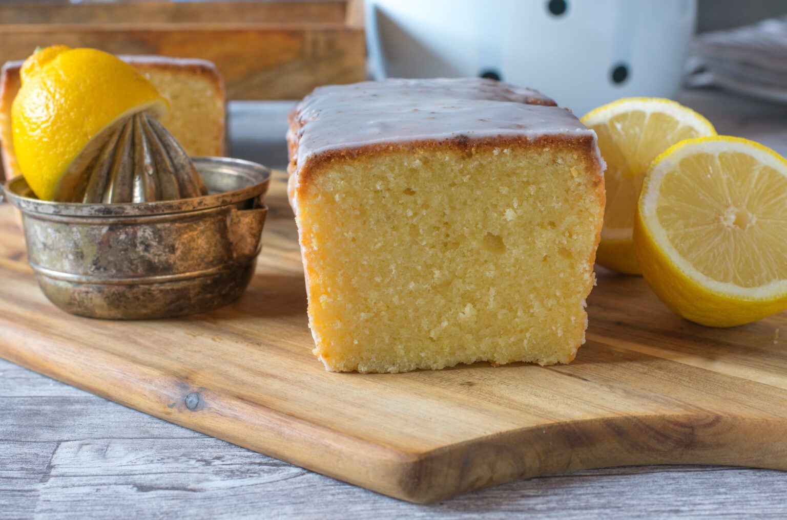 Plumcake glassato al limone: agrumato e profumato come nessuno mai