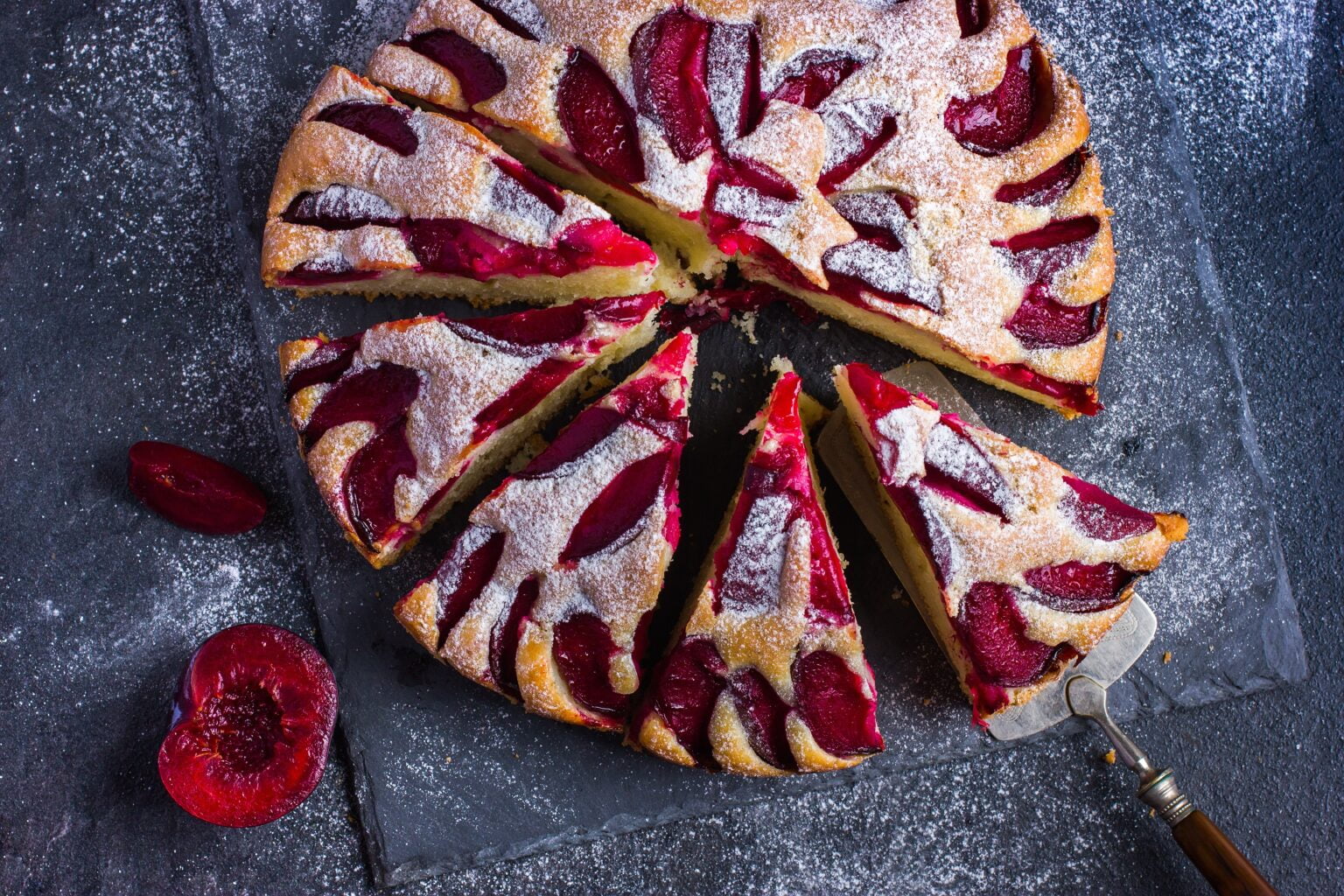 Torta di prugne: soffice, golosa, perfetta a colazione