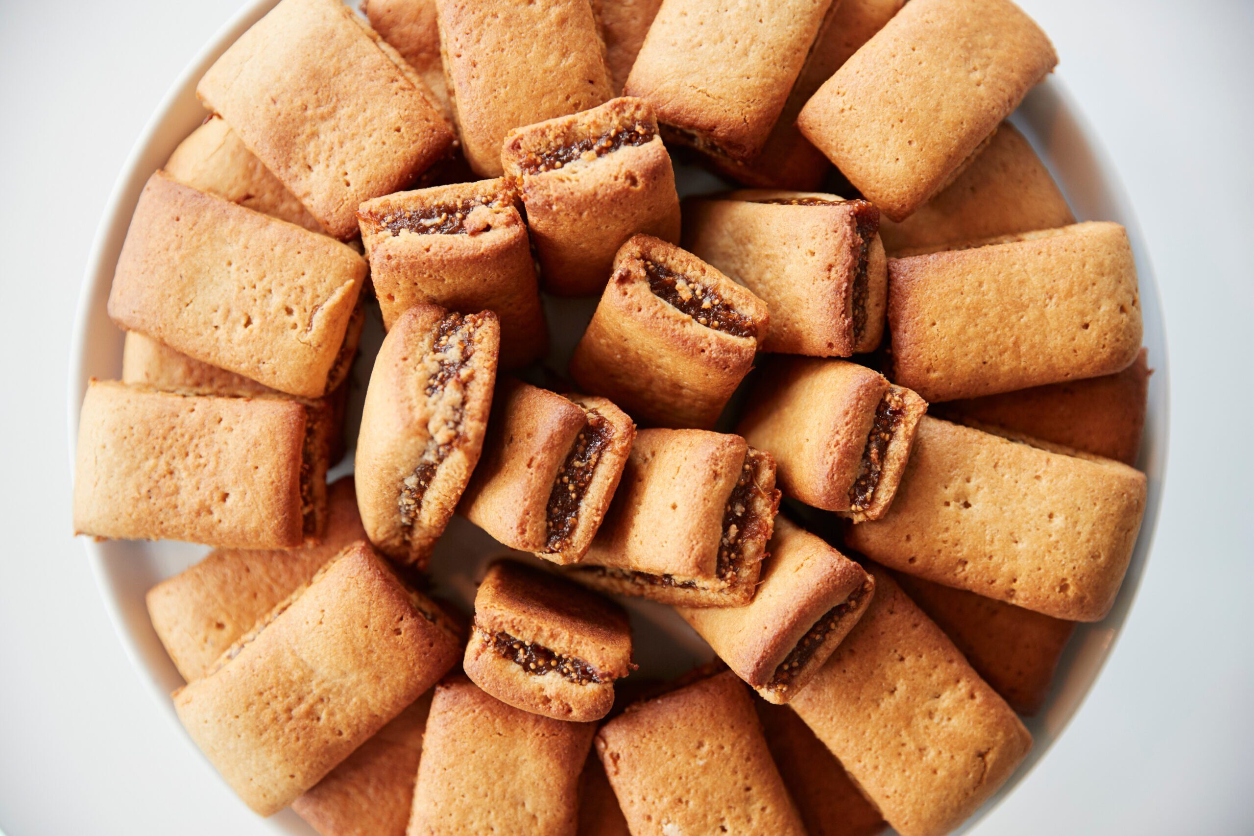 display-of-freshly-baked-fig-cookies-in-coffee-shop-2