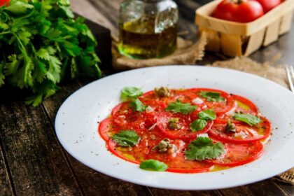 Carpaccio di pomodoro: un contorno freschissimo e gustoso