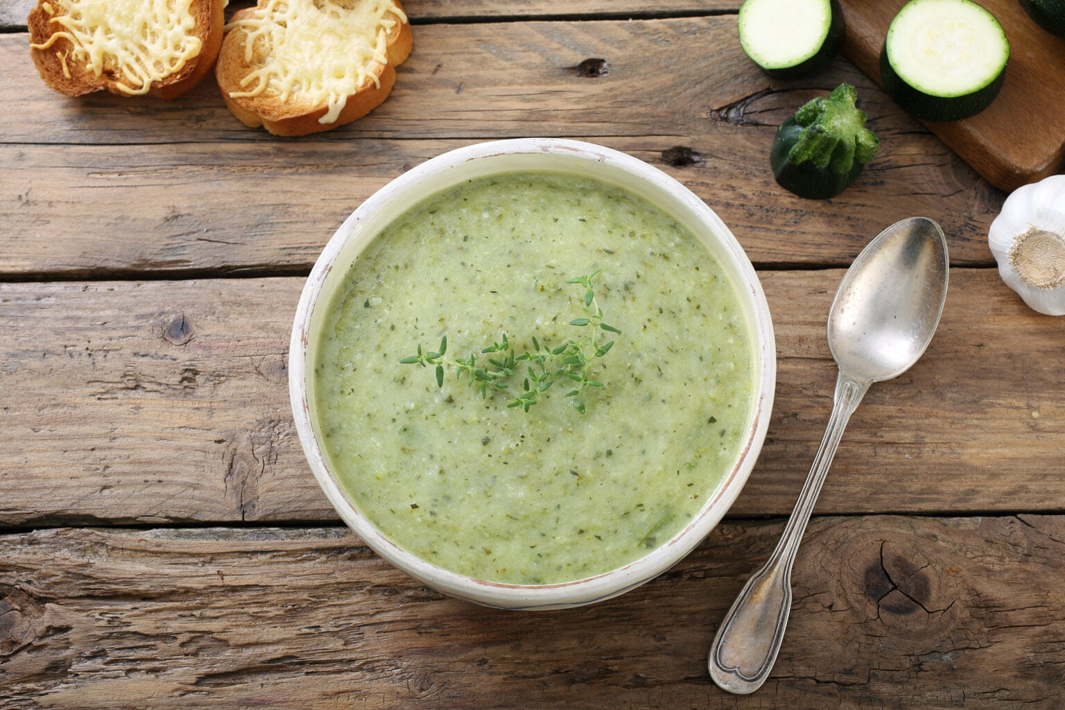 Crema fredda di zucchine e yogurt: perfetta come primo piatto in estate