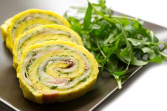 Rotolo di frittata agli zucchine con prosciutto: in padella, in forno o in friggitrice