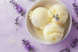 pear-sorbet-in-a-bowl-on-a-pastel-lavender-background