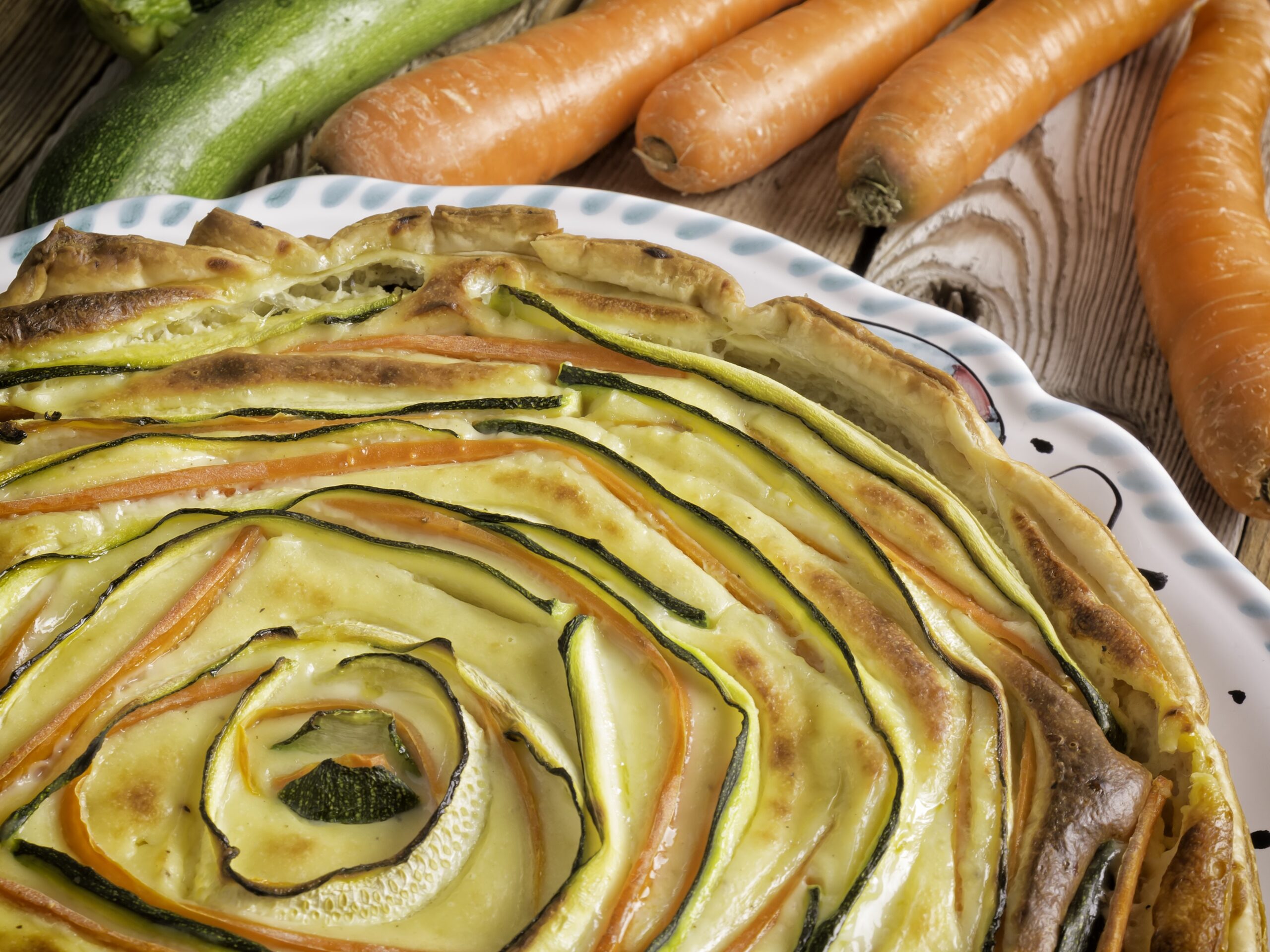 Crostata zucchine e carote: colorata e scenografica, favolosa!