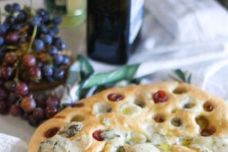 Focaccia formaggio e uva: una delizia autunnale agrodolce e saporita