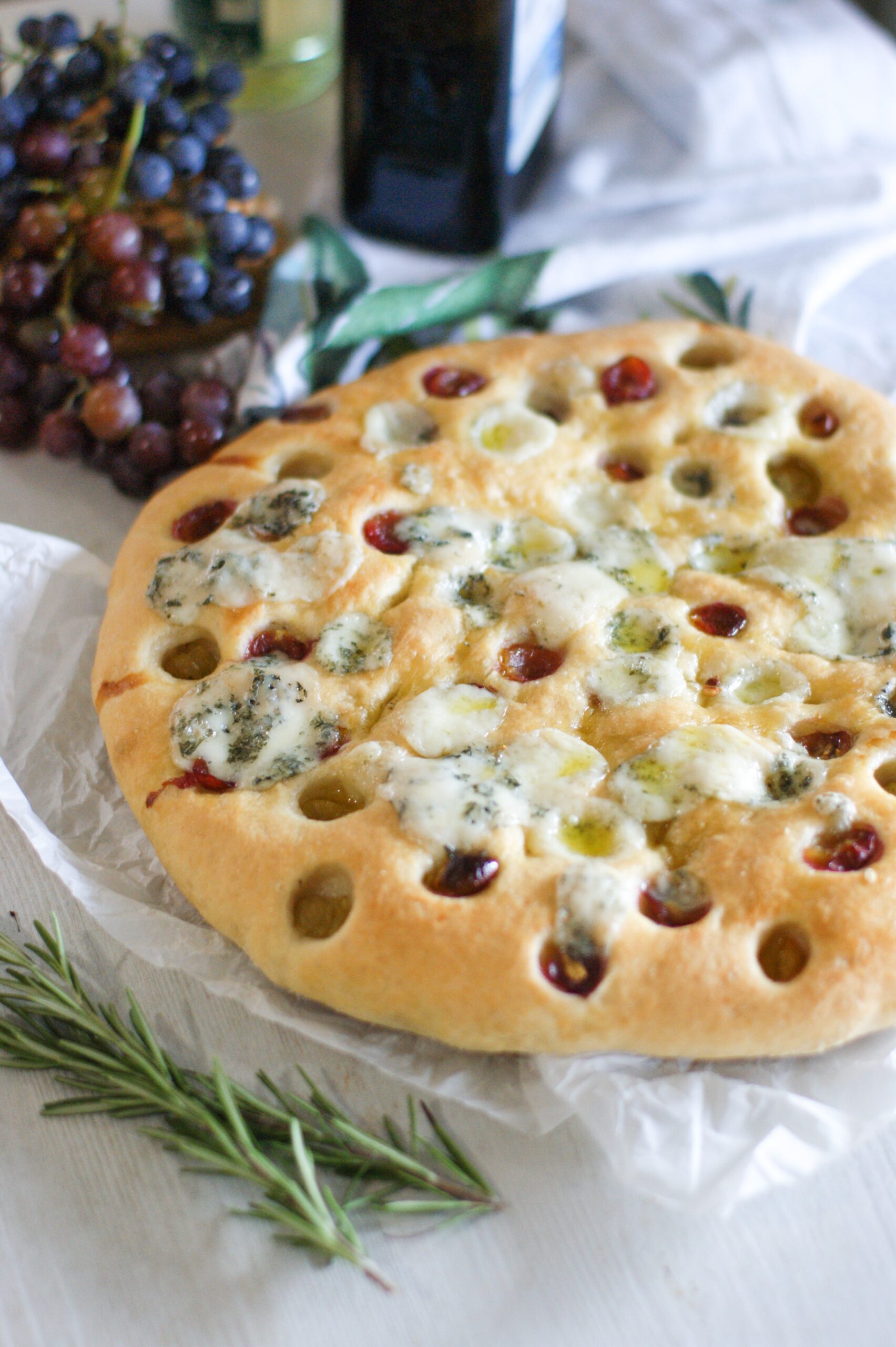 Focaccia con gorgonzola al mascarpone e uva