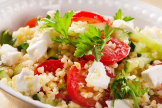 Insalata di quinoa con feta: leggera, nutriente e sana