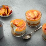 Bicchierini di tiramisù alle pesche: il dessert di fine estate