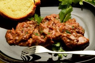 Carne alla pizzaiola come la preparava la nonna: superlativa