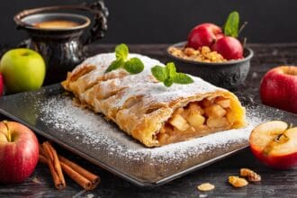 Strudel mele e noci fatto in casa: prepariamo insieme anche la sfoglia