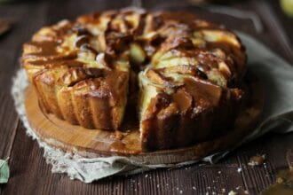 Torta di mele caramellata: la regina dei dolci in una veste ancora più golosa