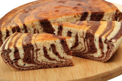 Torta zebrata yogurt, arancia e cacao: una girandola di golosità.