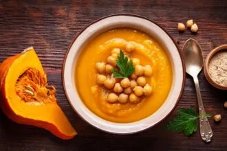 Zuppa di ceci e zucca: un primo autunnale salutare e saporito