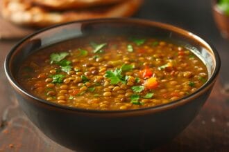 Zuppa di zucca e lenticchie: saporita, leggera e nutriente