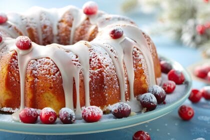 Ciambella di Natale con cioccolato bianco e ribes