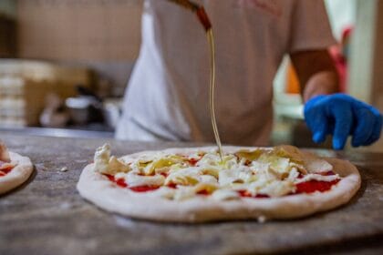 Condire la pizza fatta in casa: ecco come procedere per un risultato top!