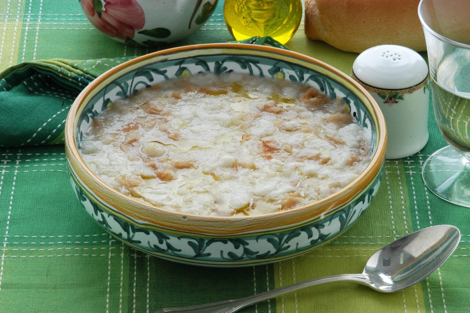 Pancotto: la ricetta che trasforma il pane raffermo in una zuppa golosa