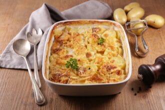 Patate gratinate con besciamella e parmigiano: una delizia!