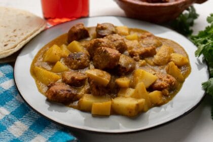 Stufato di carne e patate in bianco