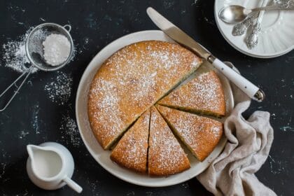 Torta di mandorle senza burro né olio: soffice e leggera