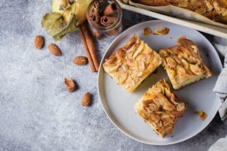 Torta di mele norvegese con mandorle e noci: la eplekake