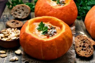 Zucca ripiena di vellutata: coreografica e gustosa