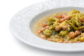 Zuppa di ceci e verza: una ricetta contadina e di recupero