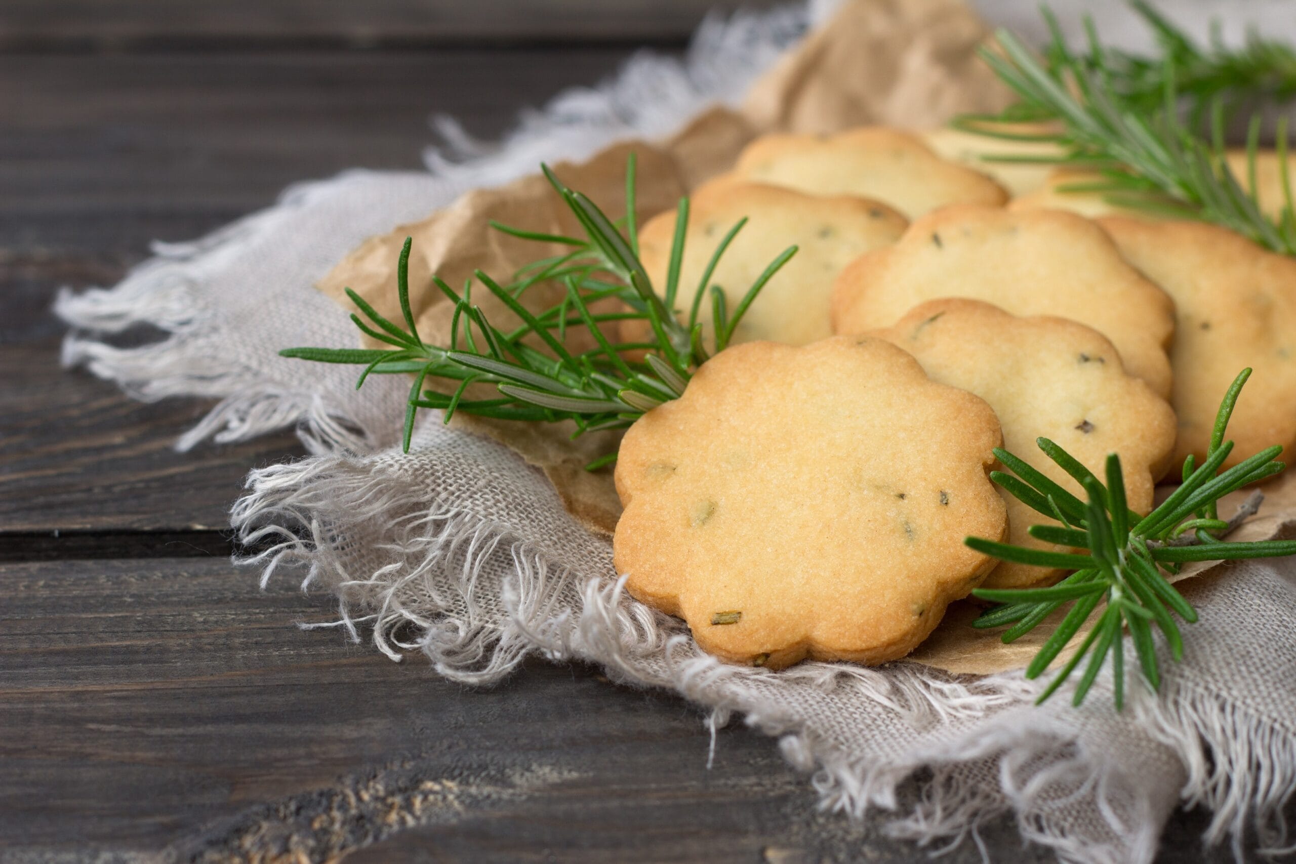 Biscotti salati alle erbe: i salatini che fanno subito festa