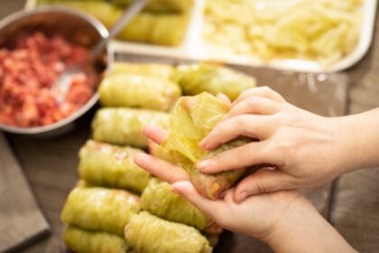 Involtini di verza ripieni di salsiccia e patate: spaziali