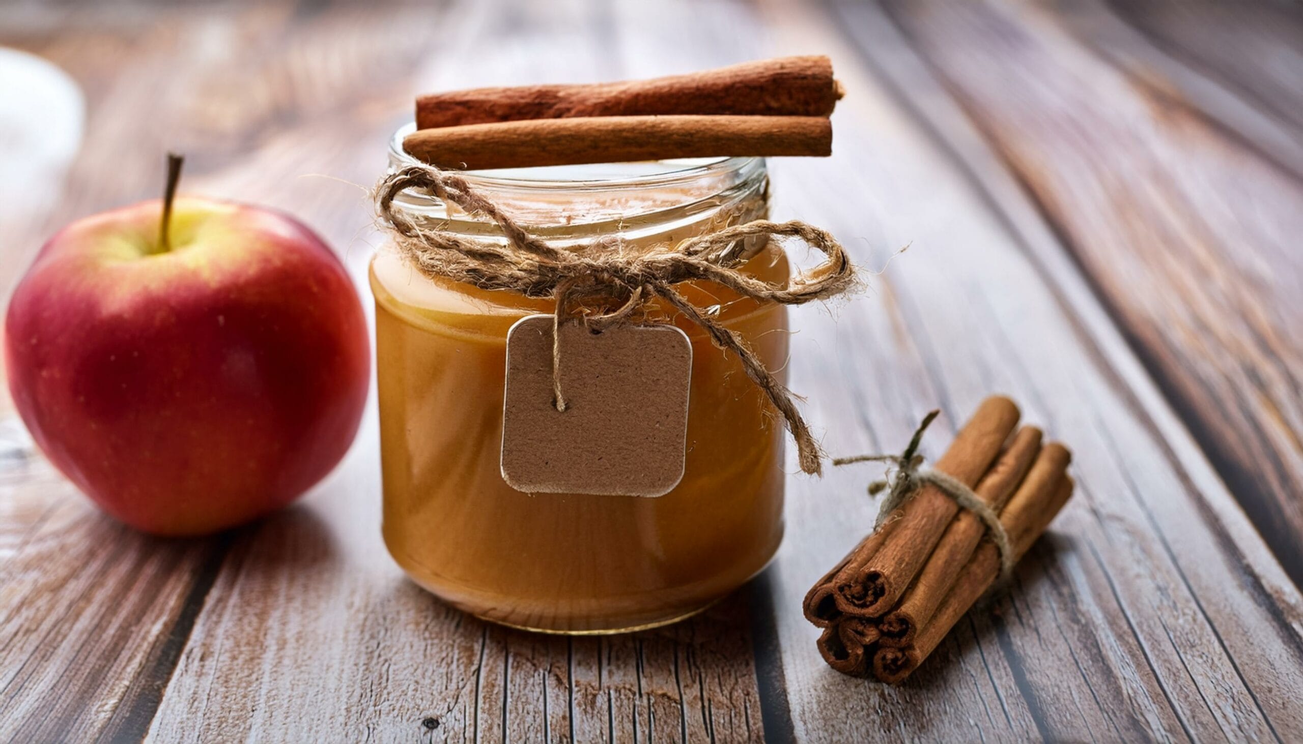 Il burro di mele è una composta cremosa, densa e molto profumata.