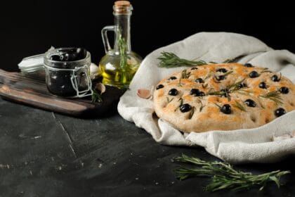 Focaccia con le olive nere: pronta in mezz’ora appena