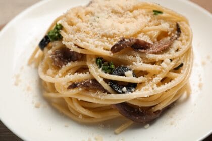 Pasta acciughe olive e pangrattato: croccante, saporita, top