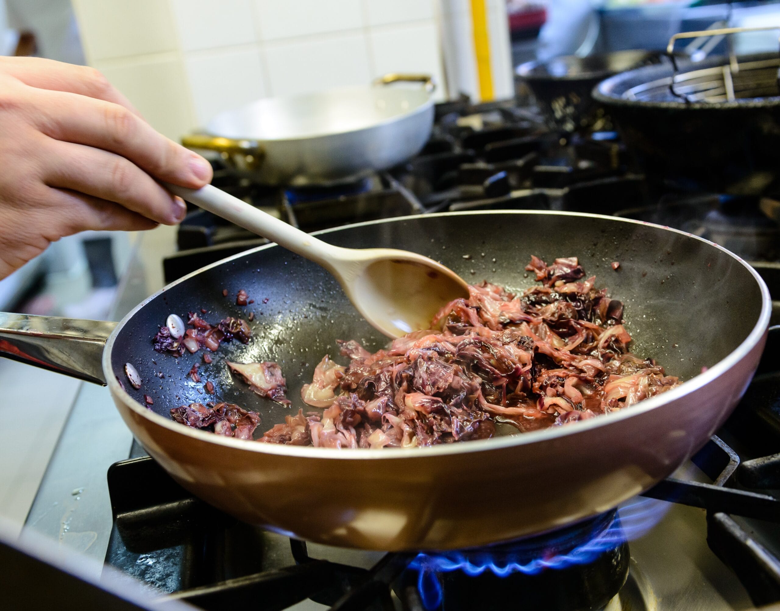 Radicchio in padella: velocissimo, facile e saporito
