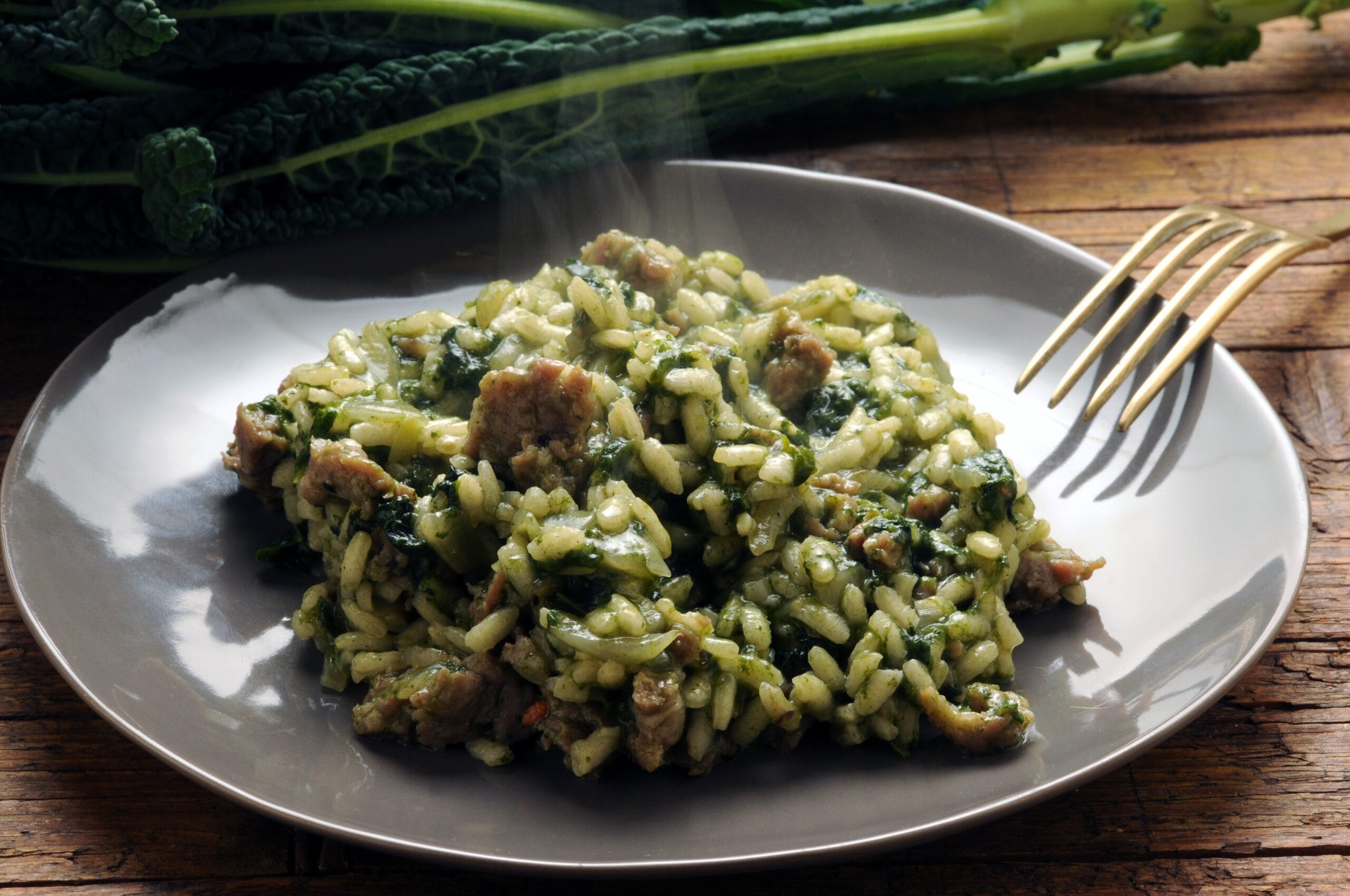 Risotto con cavolo nero e salsiccia: un primo invernale davvero imperdibile