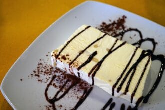 Semifreddo al torrone con glassa di cioccolato: paradisiaco