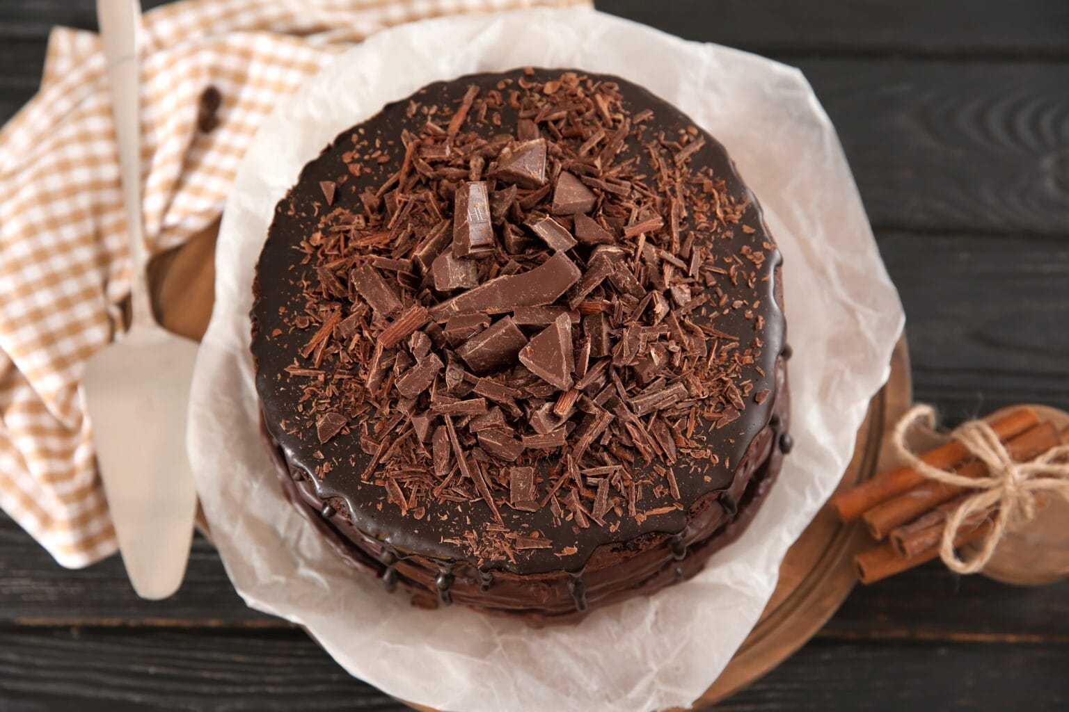 Torta sfarzosa al cioccolato: bastano solo 2 ingredienti