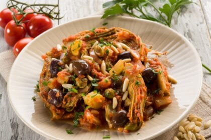 Caponata di carciofi alla siciliana: la versione invernale sfiziosa e irresistibile