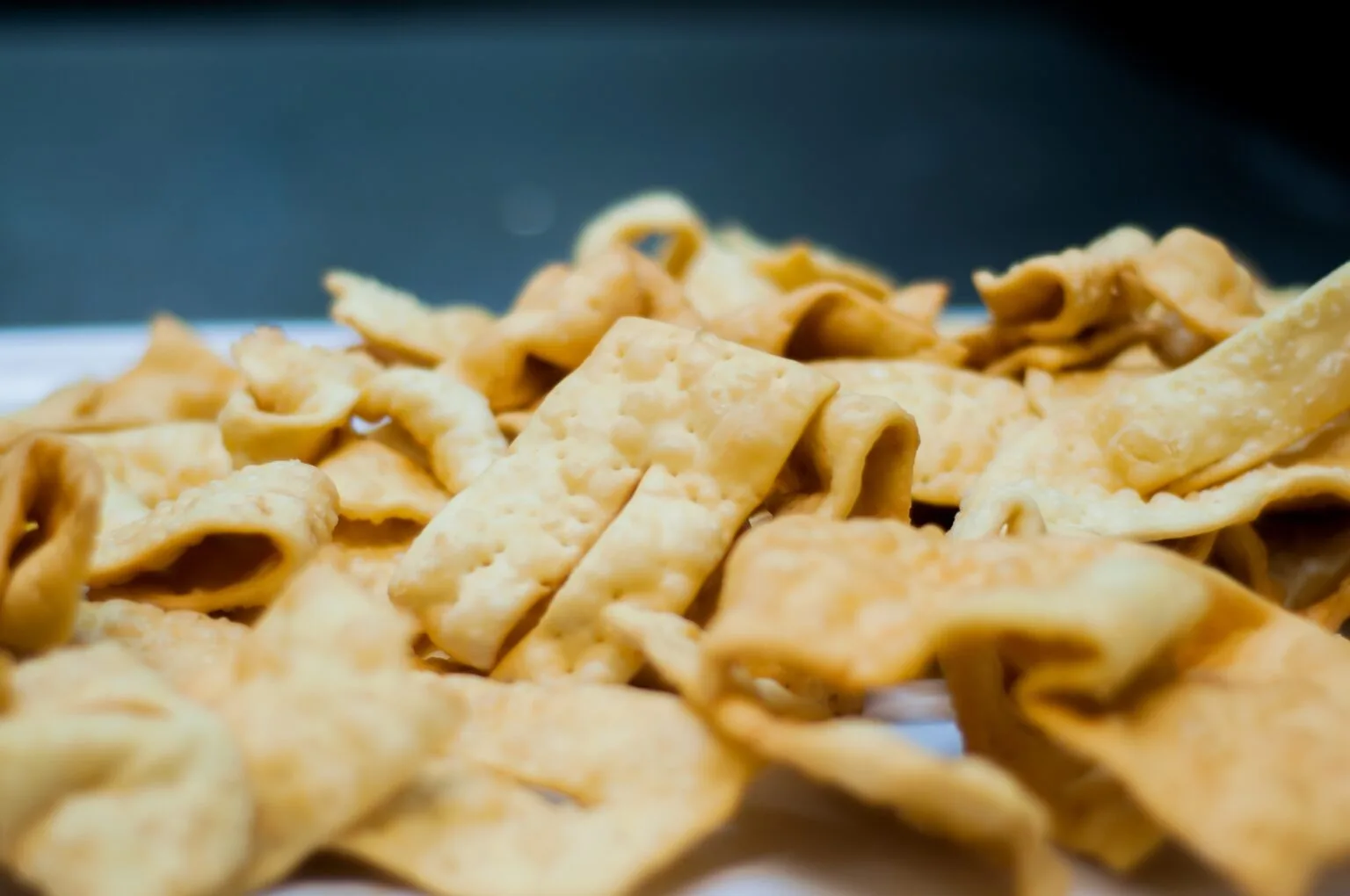 Chiacchiere al formaggio: la variante salata per un carnevale top