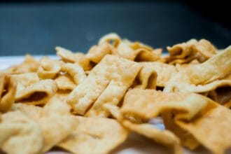 Chiacchiere al formaggio: la variante salata per un carnevale top