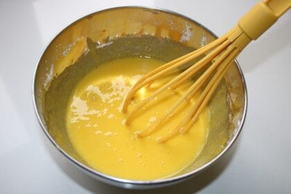 Crema pasticcera con le uova intere: si prepara senza sprecare nulla