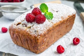 Plumcake speziato: profumatissimo, umido e soffice, sotto una coltre di zucchero a velo