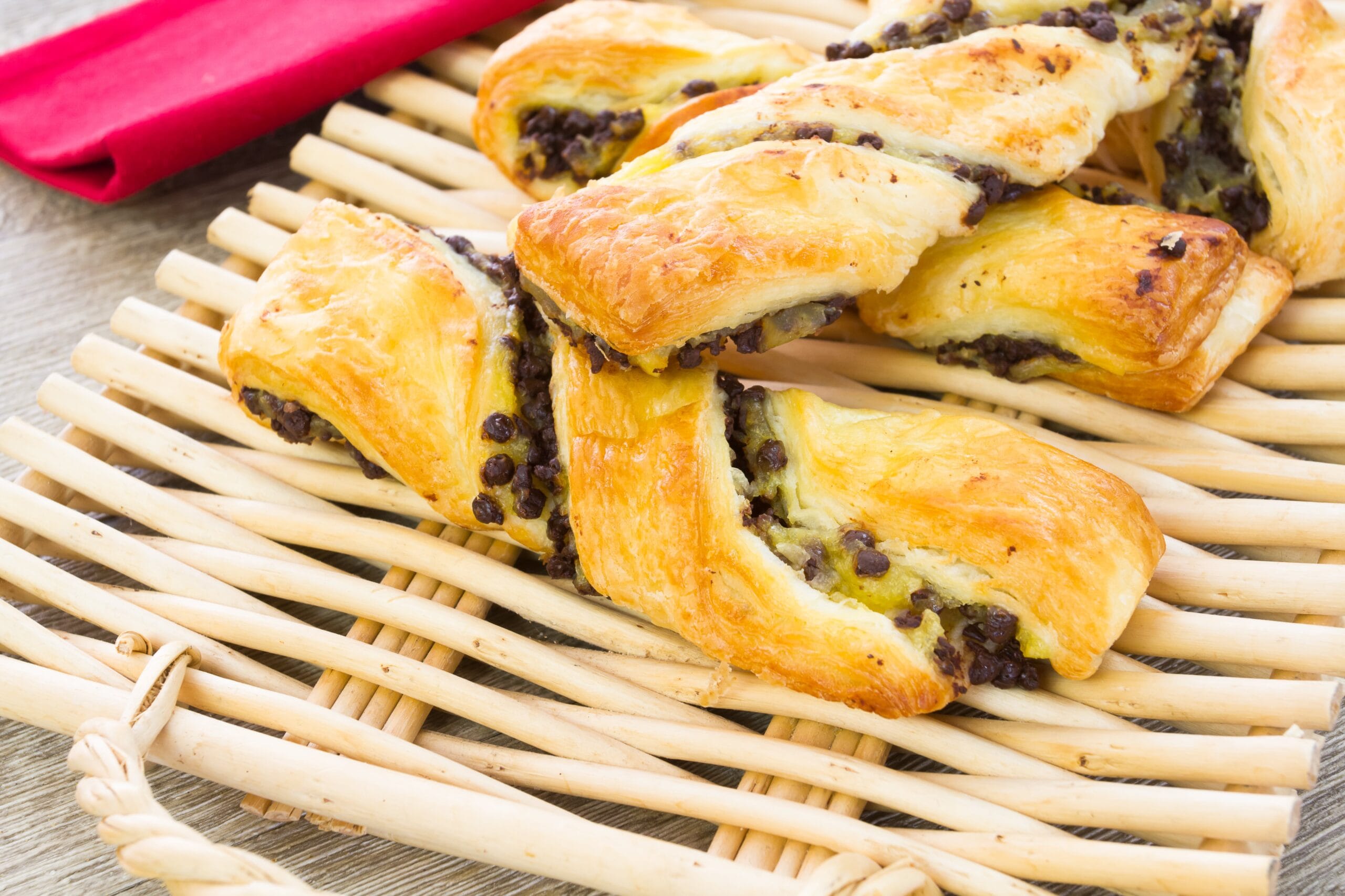 Trecce di sfoglia alla crema con gocce di cioccolato: superlative