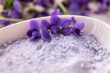 Zucchero alla violetta per aromatizzare e dolcificare