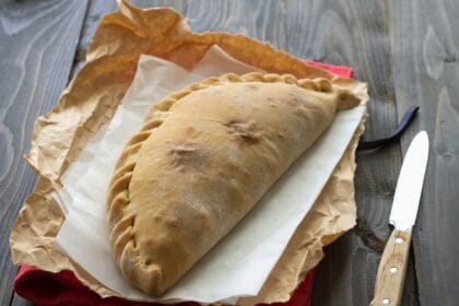 Calzone broccoli e salsiccia