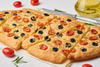 Focaccia istantanea pomodorini e olive: una delizia mediterranea