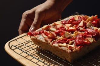 Torta fragole e mele: la primavera è servita